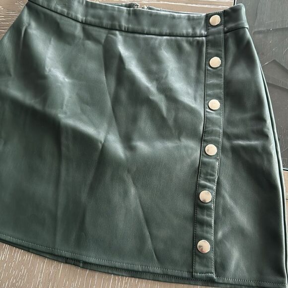 Bar lll Women’s Size 4 Green Faux Vegan Leather Mini Skirt Silver-Tone Rivets - Picture 10 of 12
